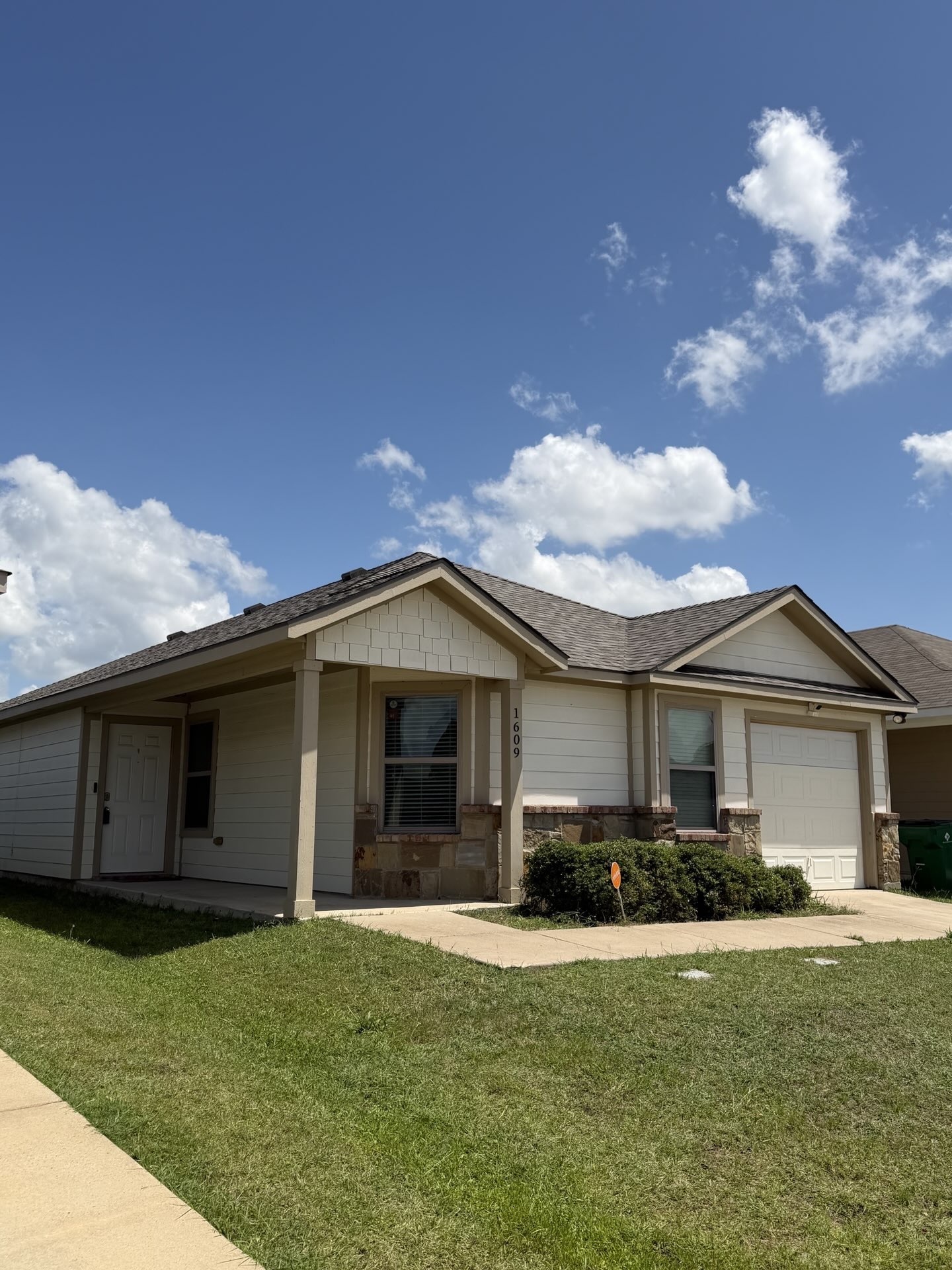 Completed Owens Corning TruDefinition Duration roof replacement on a Burleson, TX home